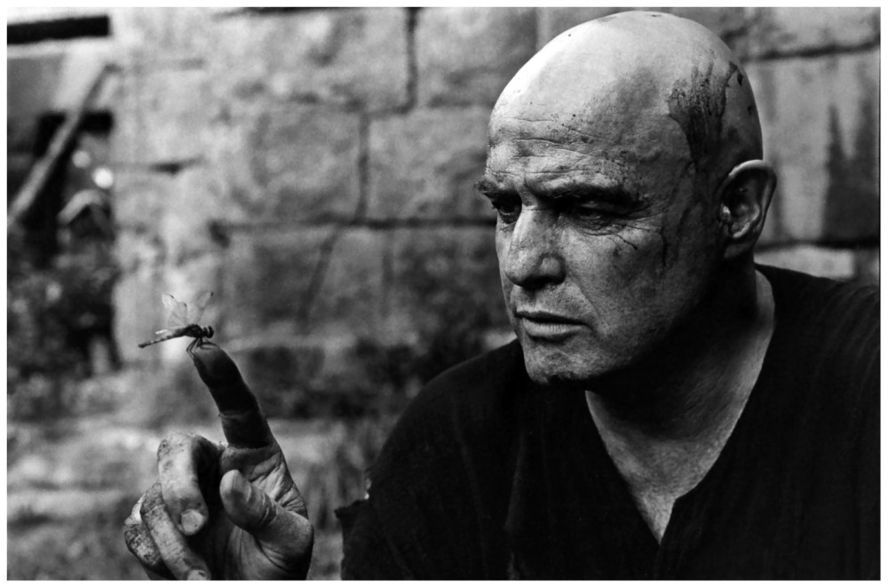 mary-ellen-mark-marlon-brando-fascinated-by-a-dragonfly-apocalypse-now-pagsanjan-philippines-1976